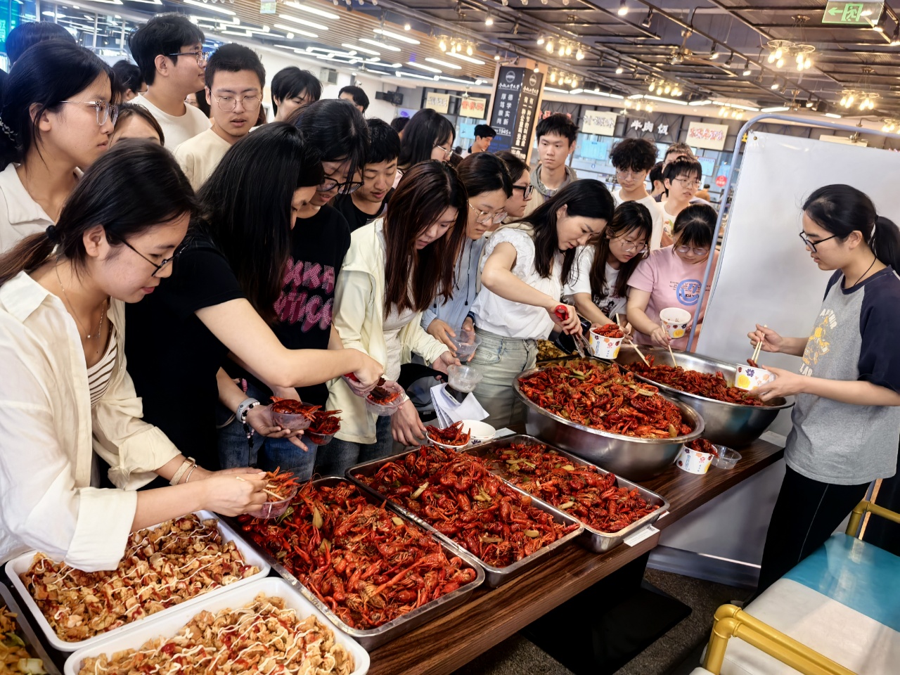 饮食服务中心举办“吃龙虾、品美食”主题活动（转载自合工大总务部）