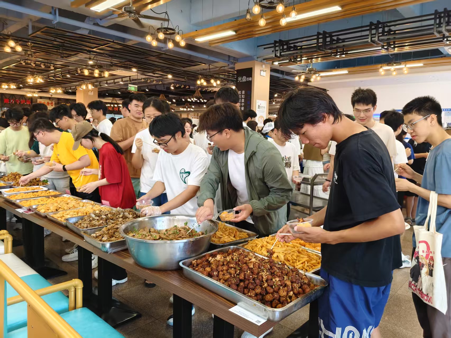 粽香情浓，虾香四溢|合肥工业大学翡翠湖校区第二食堂“吃小龙虾，品美食”狂欢盛宴欢乐落幕！