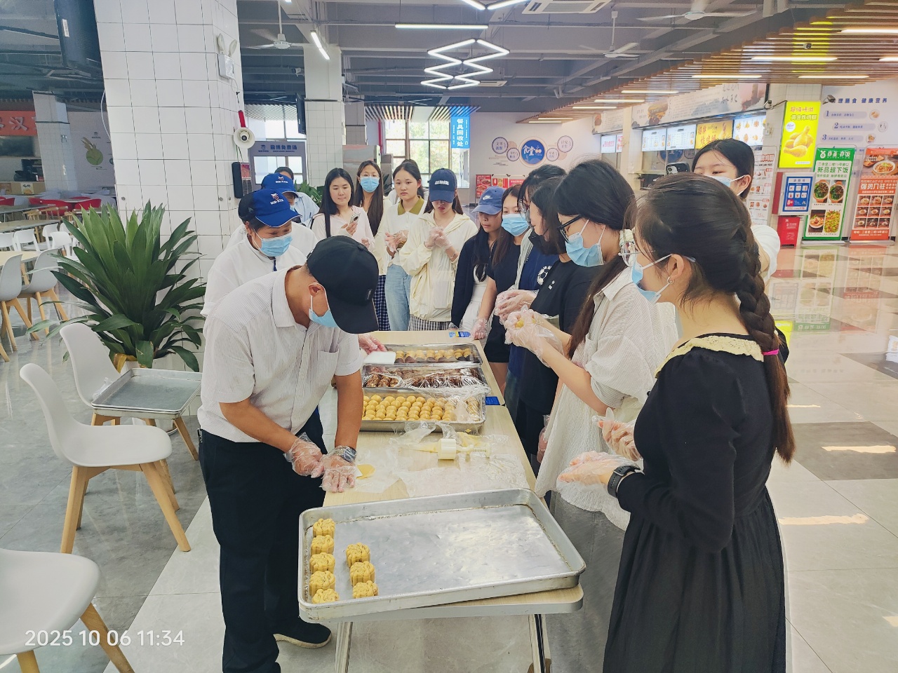 润博进校园|双节温暖已送达！来自食堂的小甜蜜，请查收！